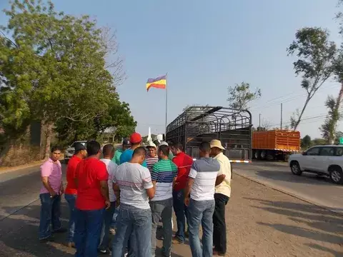 Camioneros paralizan por cuarta vez el puente sobre el río La Villa