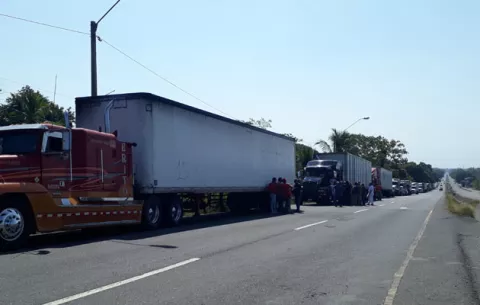 Transportistas de carga impiden la salida a transportistas de Nicaraguas y Honduras