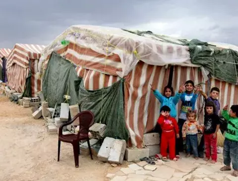 Jolie visita campamentos de refugiados