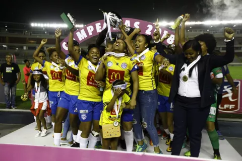 Cox y Batista lideran a las universitarias al campeonato