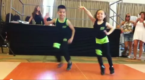 Dos pequeños sorprenden a la audiencia con su rutina de baile