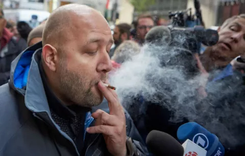 Miles de personas disfrutan en Canadá de la legalización de la marihuana