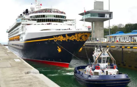 Cruceros que pasan por el Canal de Panamá tienen que pagar peaje