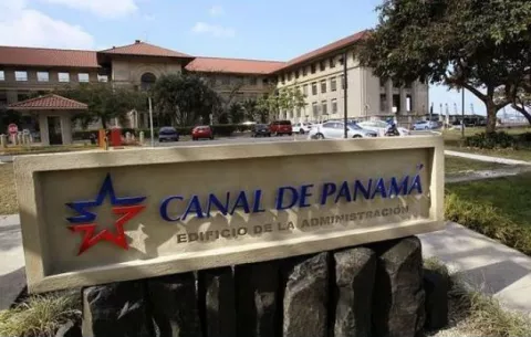 Sacyr se desploma un 15.2 por ciento en la bolsa tras perder un laudo con la Autoridad del Canal