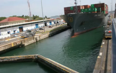 Buque golpea muro de esclusas de Agua Clara del Canal de Panamá