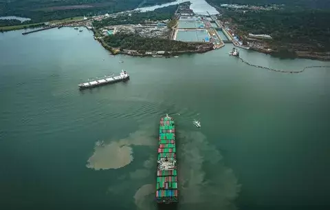 Disminuye el tránsito de naves por el Canal de Panamá