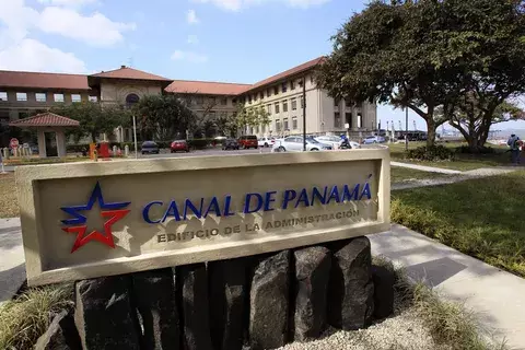 España condecora a Panamá por ampliar el Canal 