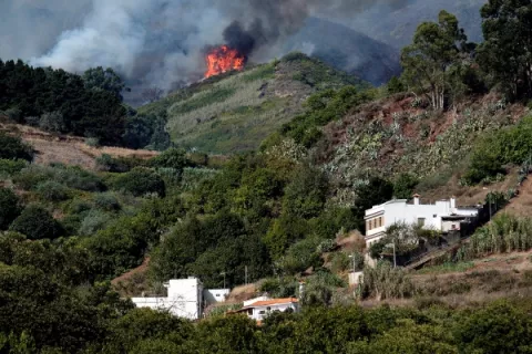Más de 4,000 personas evacuadas por los incendios forestales en Islas Canarias