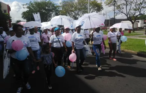 Colonenses marchan por las calles promoviendo la prevención del cáncer