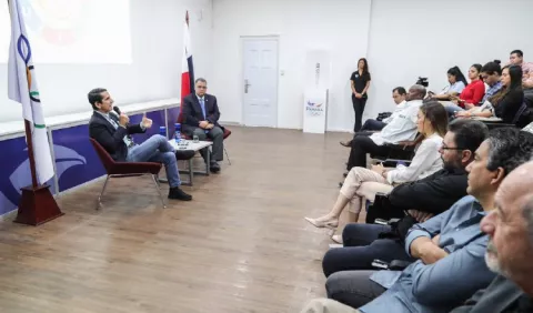 Más candidatos se unen a la campaña de  Rómulo Roux