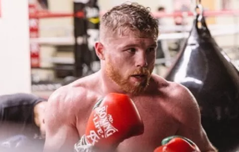 Crítican a 'Canelo' por imprudencia en cumpleaños de su hija