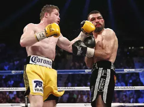 "Canelo" Álvarez despejó dudas y derrotó a Angulo