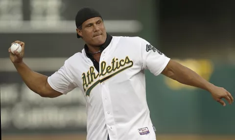Ex pelotero José Canseco se lanza a la política y le tuitea a Trump