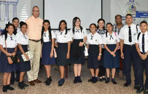 Estudiantes de carreras técnicas se benefician con becas otorgadas por la Cámara Panameña de la Construcción