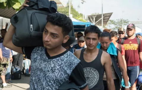 Más de 2.000 migrantes de la caravana cruzan México sin solicitar asilo
