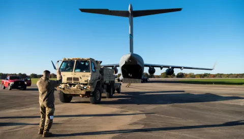 Donald Trump oficializa en 15,000 el aumento de militares al área fronteriza