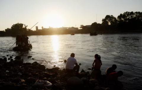 Miembros de nueva caravana migrante comienzan a ingresar a México en balsas