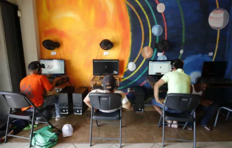 Los cíber y redes sociales alivian la nostalgia de migrantes de la caravana