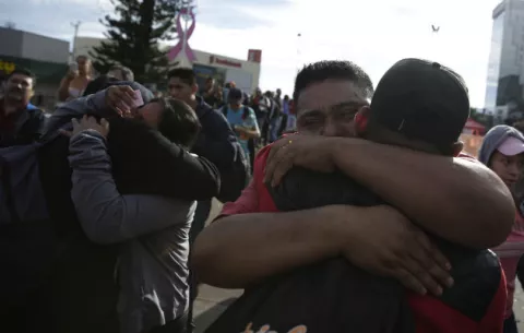Hacia Estados Unidos parte caravana de unos 150 migrantes de El Salvador