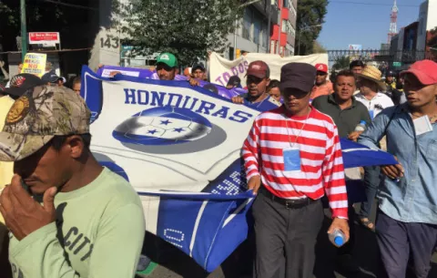 Caravana migrante exige autobuses para seguir su camino hacia EE.UU.