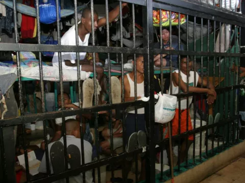 Decena de custodios son destituidos de cárceles panameñas por corrupción