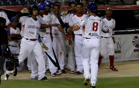 Panamá derrota a República Dominicana en su regreso a la Serie del Caribe
