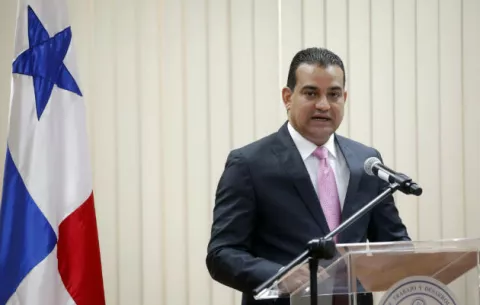 Otro que se va; Luis Ernesto Carles de Mitradel presenta renuncia al cargo