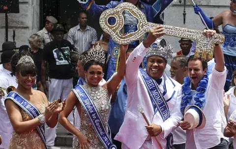 El rey Momo recibe las llaves de Río y da inicio al carnaval carioca
