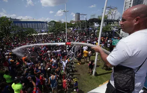 Panameños disfrutan del segundo día del carnaval Metro City