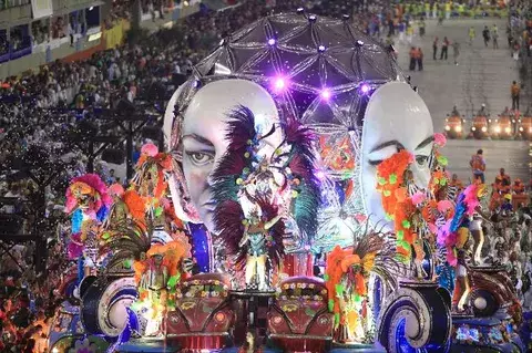 Huelga de barrenderos llena Río de Janeiro de basura en carnaval