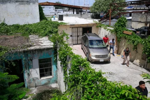 Llega a El Salvador la esposa del joven que se ahogó con su hija al cruzar el río Bravo