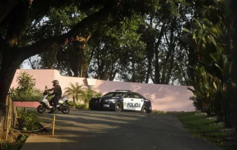 Mujer de un policía aprovechó que este dormía para irse a un 'push botton'