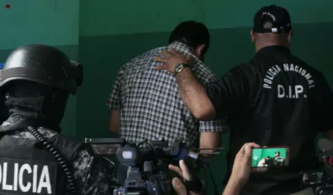 Policías pasaron por el estrado