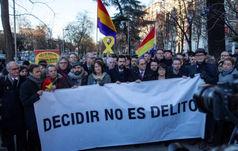 Juicio contra independentistas catalanes inicia con las críticas de la defensa