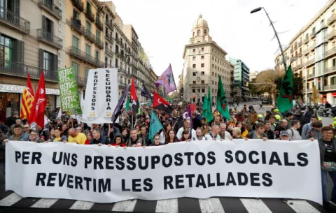 Miles de trabajadores públicos y estudiantes se manifiestan contra recortes en Cataluña