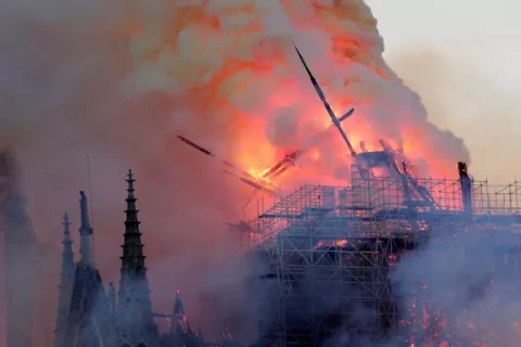 Se derrumba la torre principal de la catedral de Notre Dame; bomberos salvan la estructura 