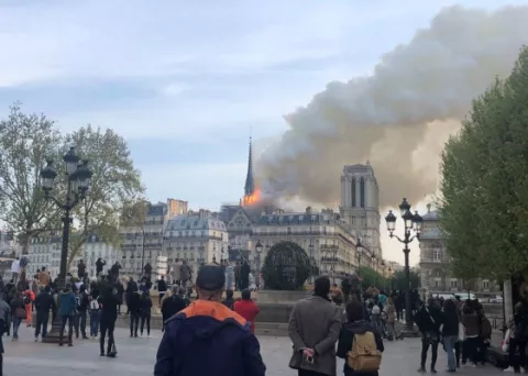 Incendio destruye parte de  la catedral de Notre Dame de París