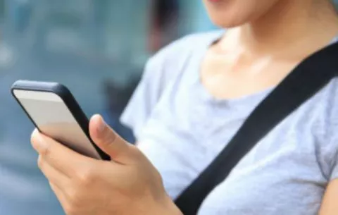 Panameños prefieren utilizar celular prepago 