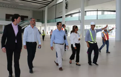 Refrendan contrato para la promoción del Centro de Convenciones Amador