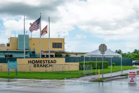 Cierran  centro para menores migrantes en el sur de la Florida