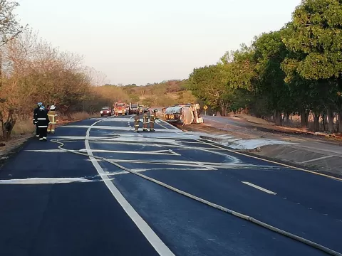 Cisterna cargado de combustible se vuelca en Cermeño