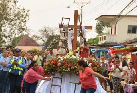 Celebran el Domingo de Resurrección con la carrera de los santos