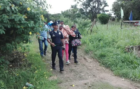 Senniaf traslada a madre e infante encontrado en la vía Interamericana de Chame 