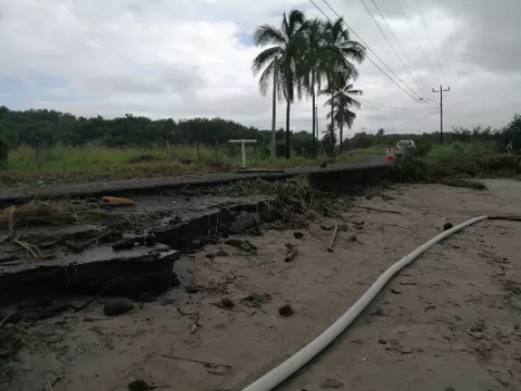 Oleaje destruye tramo carretero y acueducto rural en Punta Chame