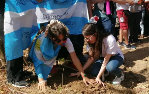 Peregrinos participan en jornada de reforestación en las faldas del cerro Chame