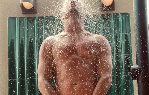 Channing Tatum pierde apuesta y se desnuda 