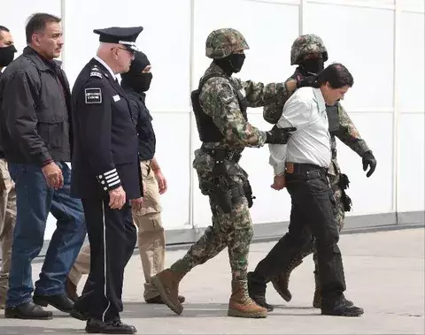 Autoridades interrogan hombre acompañaba a "Chapo" Guzmán