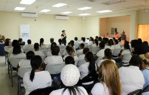 Reclusas reciben charla sobre inteligencia emocional 