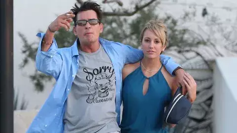 Charlie se comprometió con la actriz porno