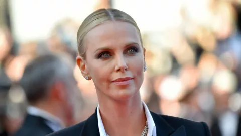 Charlize Theron cría a su hijo  como  niña